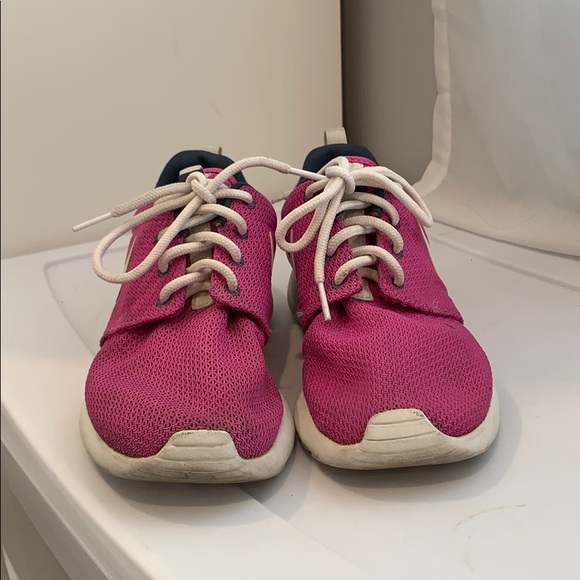 Women’s Nike Roshe Run sneakers - Picture 2 of 4